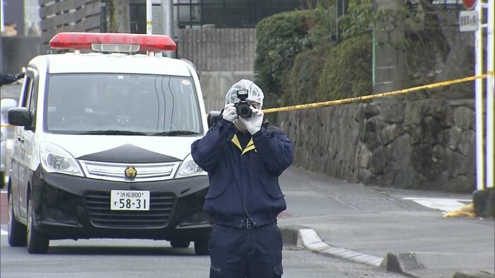 現場を調べる捜査員(2022年3月)