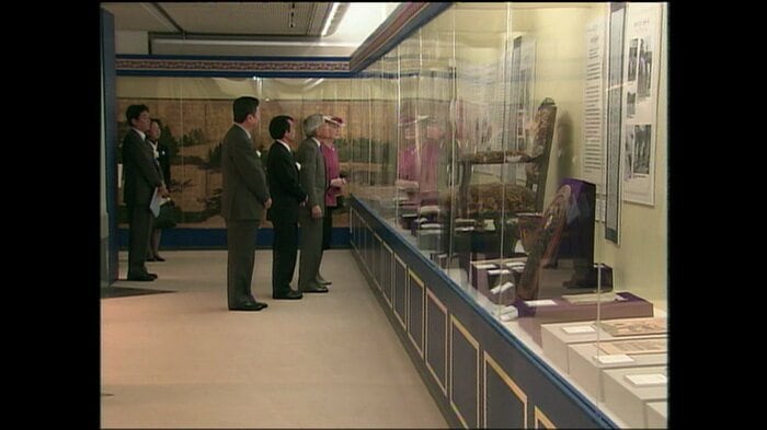 競馬博物館をご覧になる両陛下