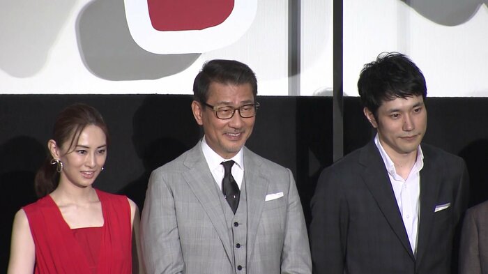 真っ赤なロングドレスで登場した北川景子さん(左)と、中井貴一さん(中央)、松山ケンイチさん