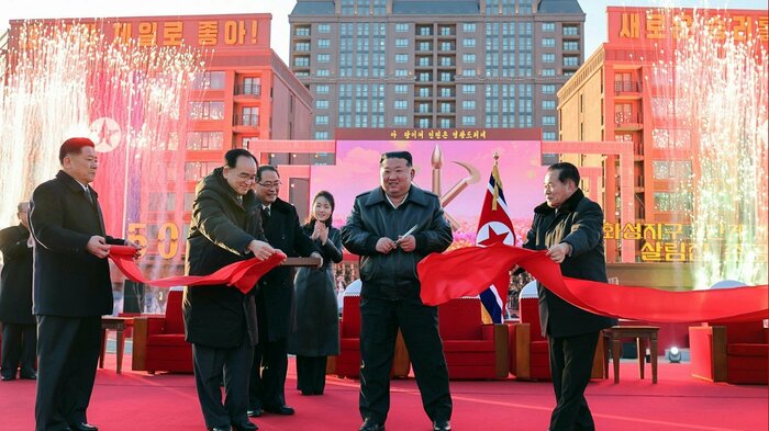 父とともに「セビョル通り」の竣工式に参加