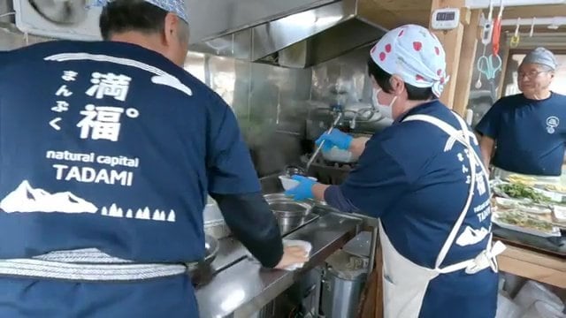 地区の皆さんが切り盛りするそば処