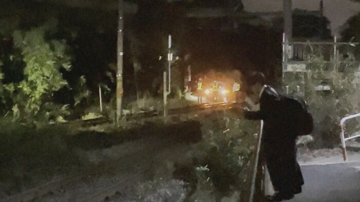 線路上に軽乗用車