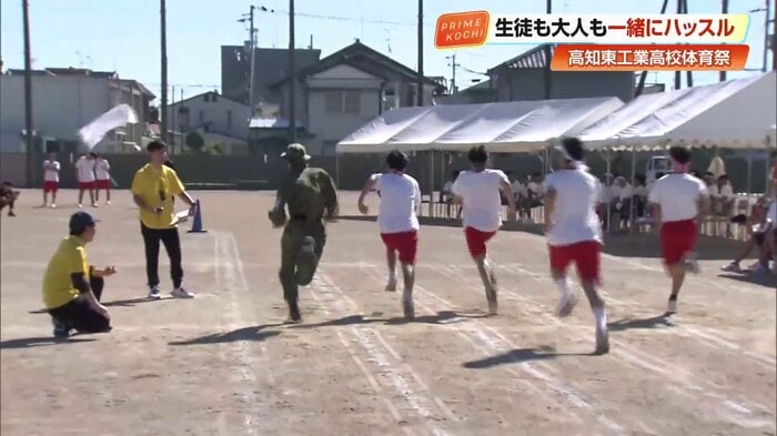 迷彩服姿で全力疾走する自衛隊員
