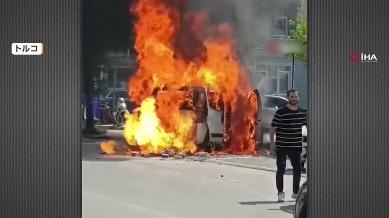 道路脇の車が突然炎上 街中に絶え間なく響く爆発音 積み荷のライターが次々と爆発 車全焼もけが人なし トルコ|FNNプライムオンライン