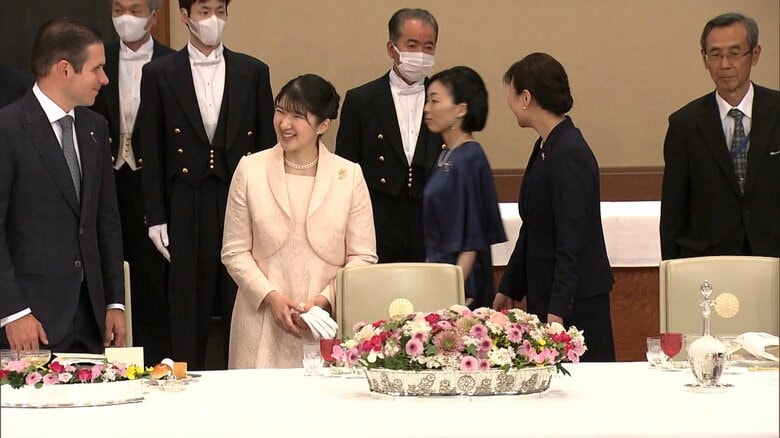 【速報】天皇皇后両陛下が6年ぶりに宮中晩餐会へ　愛子さまが淡いピンク色の装いで初出席　初めて和食の前菜も｜FNNプライムオンライン