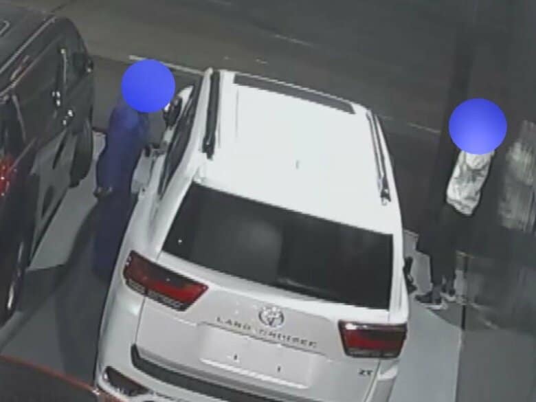 “ランクル”へ一直線…自動車販売店の防犯カメラに道具持った2人組 ロック解除し段差乗り越え盗もうとしたか｜FNNプライムオンライン