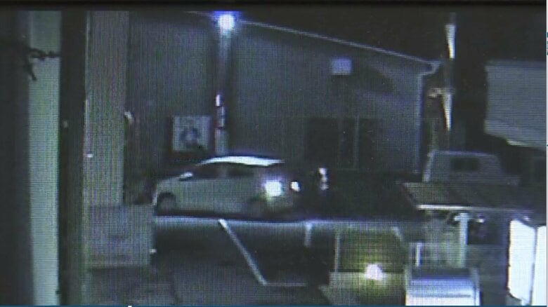 【独自】防犯カメラに犯行の瞬間　うずくまる姿が…　警察官が車にひき逃げされた事件 助手席の女を犯人隠避の疑いで逮捕｜FNNプライムオンライン