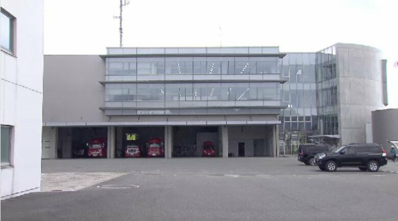 救急車が国道のフェンスに接触する事故　右折レーンで縁石に乗り上げる　救急隊員3人が乗り組む　粕屋南部消防本部　福岡｜FNNプライムオンライン