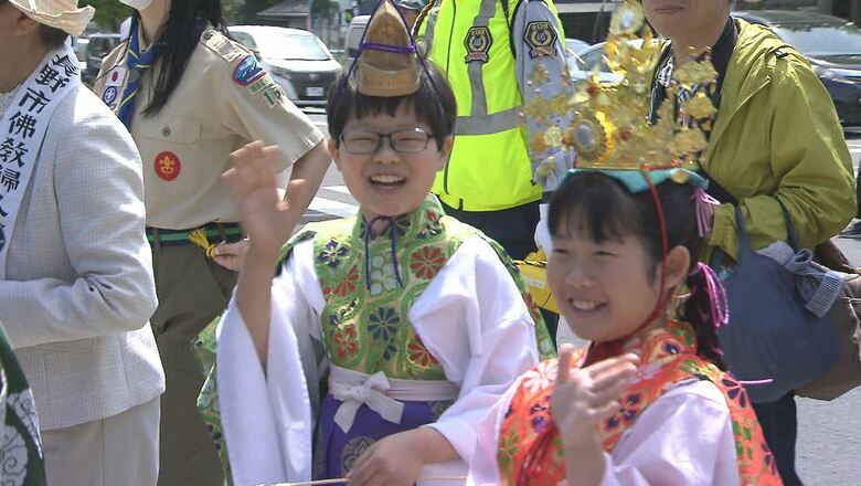 子どもたちが華やかな衣装を身にまとい　健やかな成長願い「稚児行列」　長野市　　｜FNNプライムオンライン
