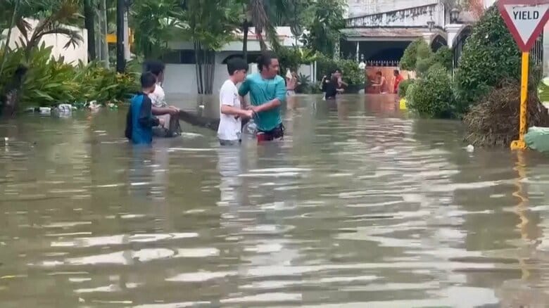 台風25号がフィリピン上陸…セブ島などで道路冠水し7万人以上避難　今後はベトナム方面へ移動｜FNNプライムオンライン