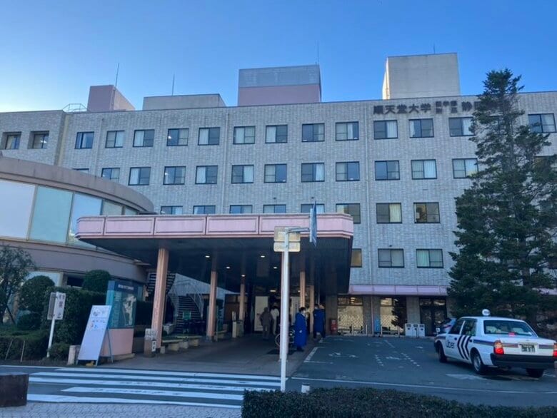 起訴勾留中の男が入院先の病院から逃走　部屋の窓は鍵が壊され無理やり明けた形跡　左手首には手錠　市内の小中学校が臨時休校に｜FNNプライムオンライン