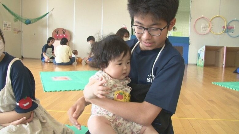 赤ちゃんが「先生」　中学生が「ドキドキだっこ体験」　泣かれたり、逃げられたりしながら奮闘｜FNNプライムオンライン