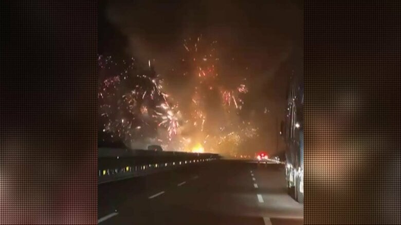 【危険】「すごいわ！怖すぎる！」大渋滞の先で夜空彩る“打ち上げ花火”…高速道路のトラック事故で積み荷が“大爆発”　春節向けの花火か　車降りて見物する人も　中国｜FNNプライムオンライン