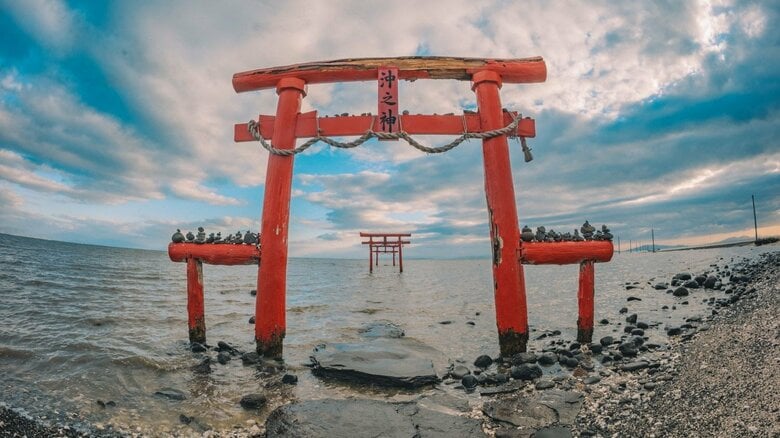 “沈み鳥居”に“連続鳥居”…神々しい空気をまとう全国の鳥居10景【一人旅研究会の“日本”ノスタルジック写真館】|FNNプライムオンライン