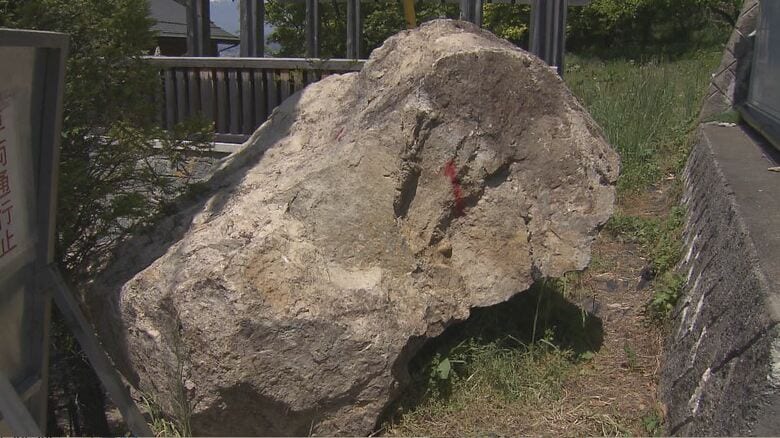 巨大な岩が車庫の屋根に直撃　長さ約2ｍ、幅約1.8ｍが転がり落ちる　落石の主な原因は地層の風化・侵食　長野・松本市｜FNNプライムオンライン