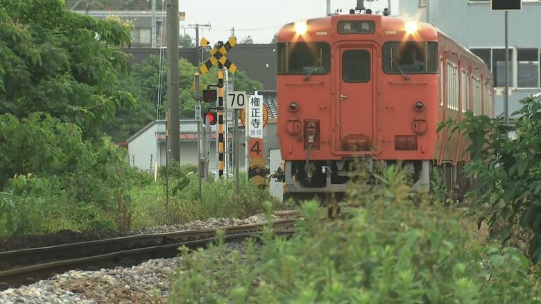 砺波市役所近くのJR城端線で人身事故 男性が死亡、踏切ない線路　6本の列車が運休 180人に影響｜FNNプライムオンライン