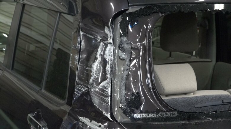 波汐容疑者に衝突された、女性の車。後方のガラスは完全に割れてしまっている