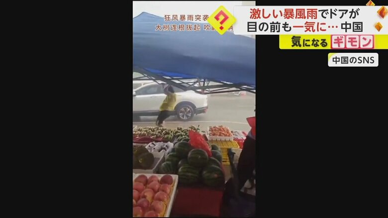 テントを必死で押さえつける人