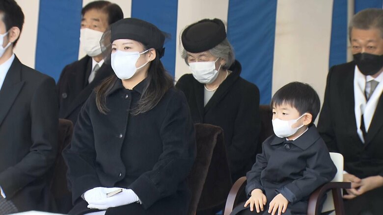三女の守谷絢子さんと夫の慧さん、長男の穣くん(3)も参列した