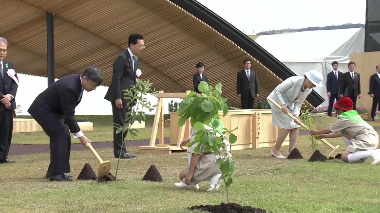 県の木・ナンブアカマツなどを植樹される両陛下