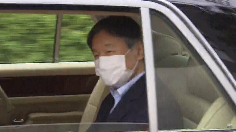 東大医学部付属病院から戻られる天皇陛下(28日)
