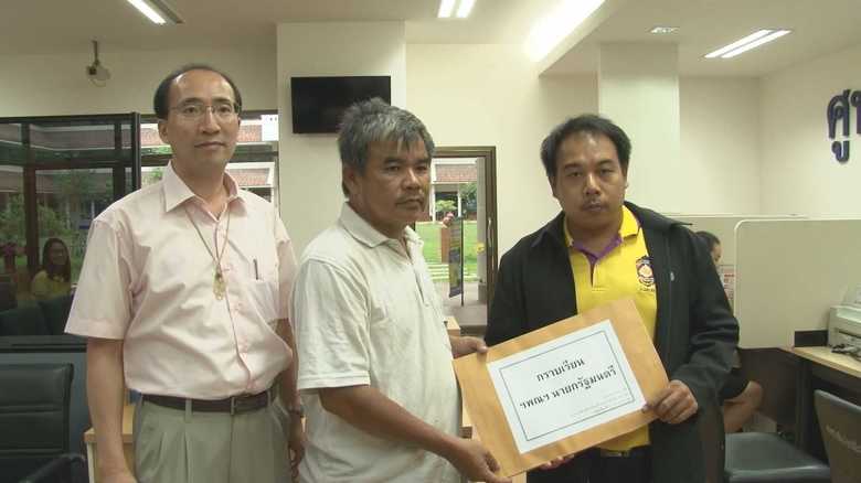 要望書を提出するバンジョンさんと支援者