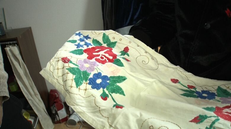 アナスタシアさんの祖母の形見、手作りの刺しゅう入りの布