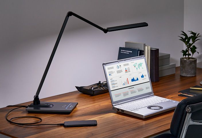 パソコン画面が見やすくなるよう照明を取り入れる方法もある（画像：LEDデスクスタンド SQ-LD560 ）