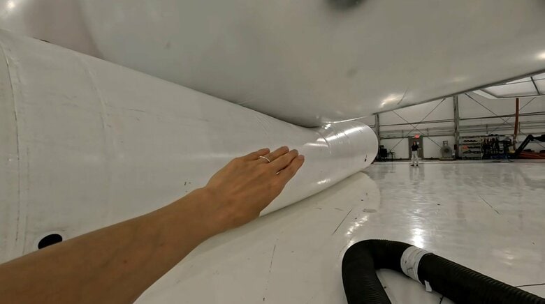 機体は通称｢ソーセージ｣と呼ばれるクッション上に