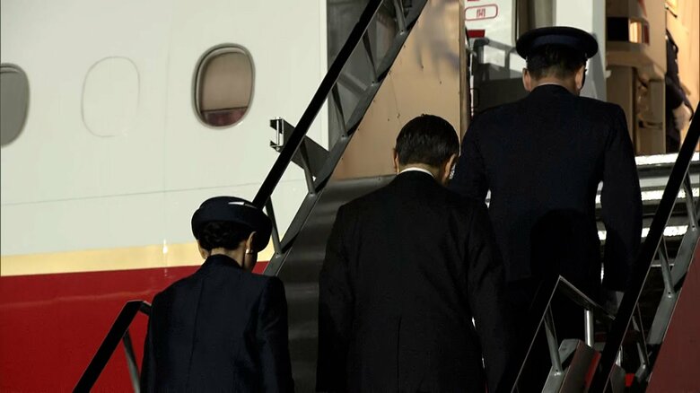 硫黄島を後にされる天皇皇后両陛下