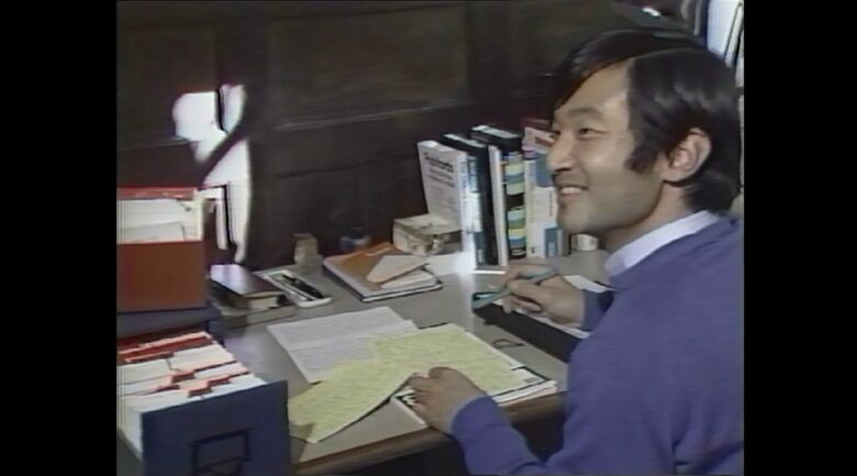 昭和60年（1985年）学生寮で机に向かわれる陛下　