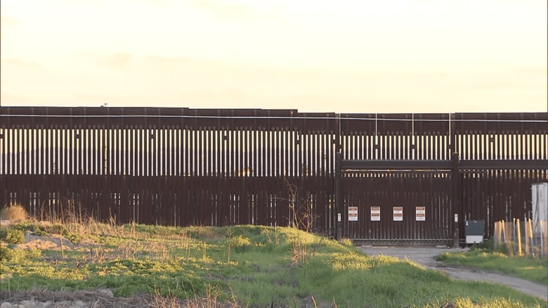 メキシコとの国境は巨大な壁で隔てられている（カリフォルニア州）