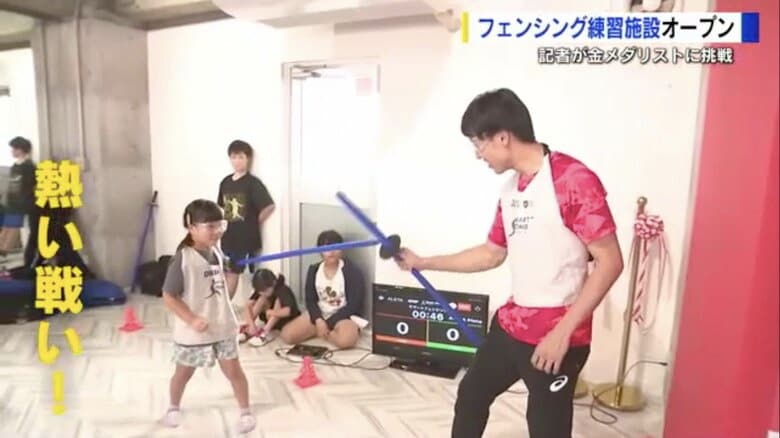 柔らかい初心者向けの剣で子どもの相手をする加納選手