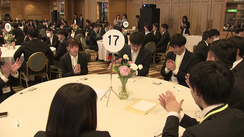 各テーブルに分かれて親睦を深めた