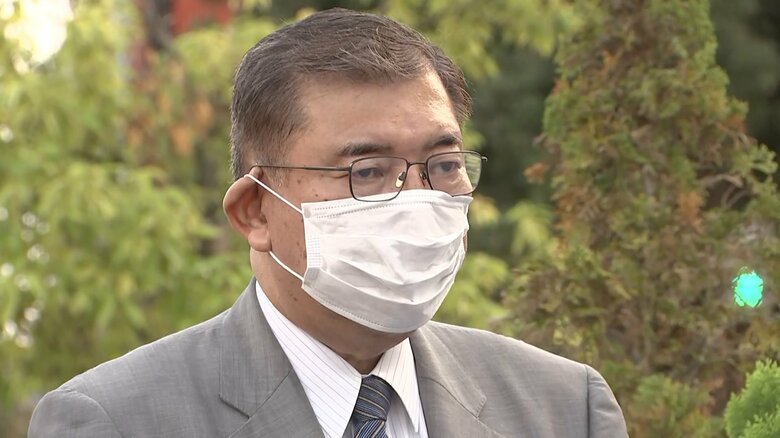 記者団の取材に応じる石破茂元幹事長（9月11日 茨城・筑西市）