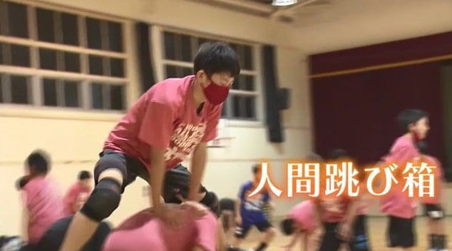 「人間跳び箱」は肩や腕の力だけでなく脚力も養う