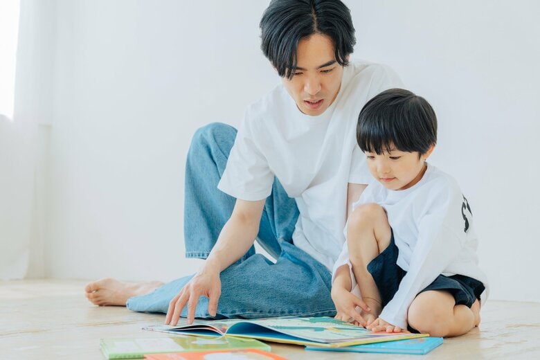 絵本はわが子と「一緒に読む」という視点も大事（画像：イメージ）