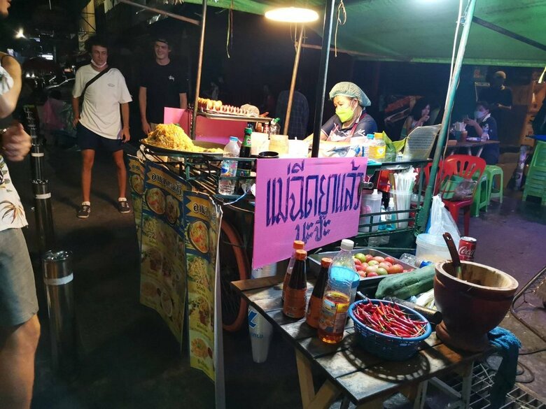 カオサン通りでタイ料理パッタイを売る屋台。 ピンクの紙には「ワクチン接種済」と書かれている。
