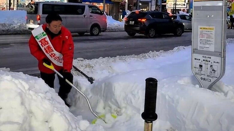 選挙中、髙橋氏がSNSに投稿した雪かきをする動画（髙橋氏のXより）