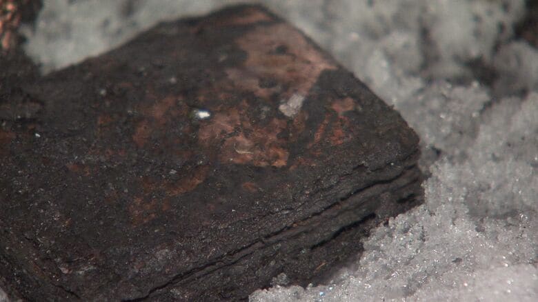 真っ黒に焦げたモバイルバッテリー