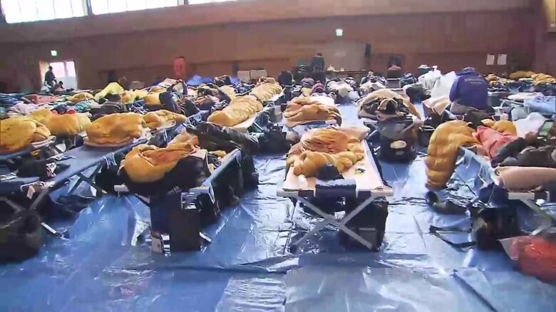 仮設ベッドで寝泊まりしながら活動する緊急消防援助隊