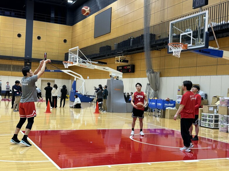 男子日本代表の公開練習（16日、都内）