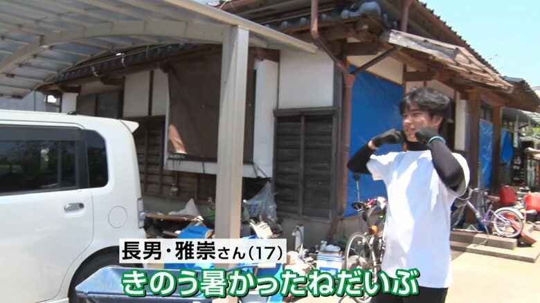 父と一緒に瓦の撤去作業を行う長男・雅崇さん