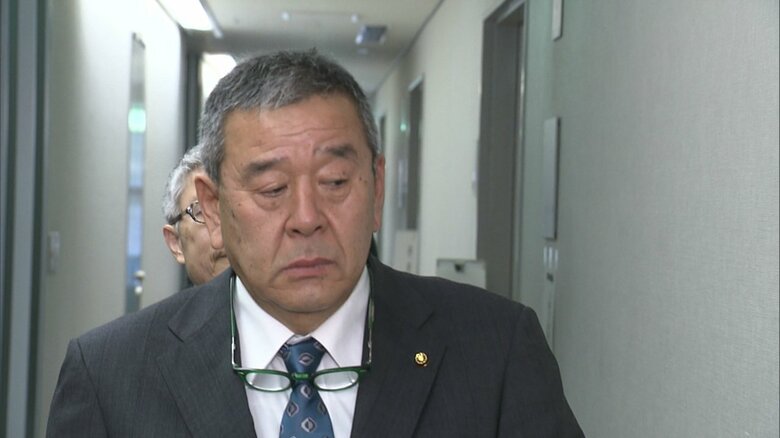 口頭意見陳述に向かう江本浩二 議員（2月27日）