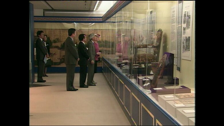 競馬博物館をご覧になる両陛下