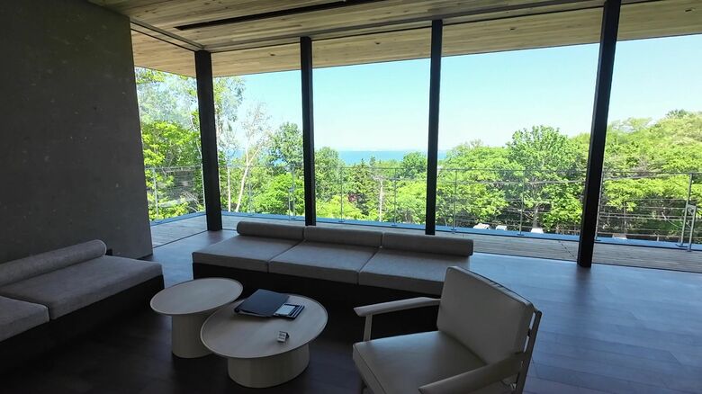 大きな窓からは海を望める