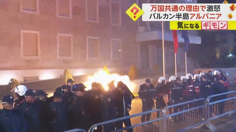 政府庁舎に投げ入れられたプラカードが爆発する瞬間(4)