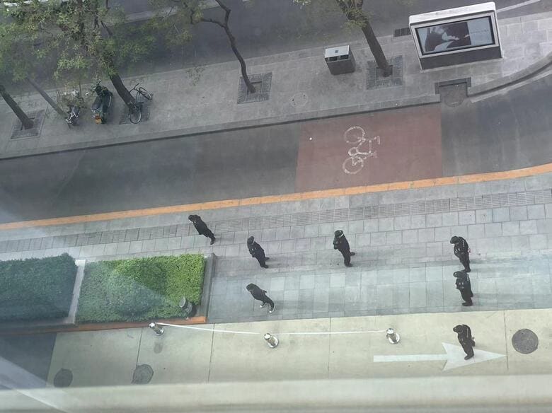 マンションの下には多くの警備員が立っていた