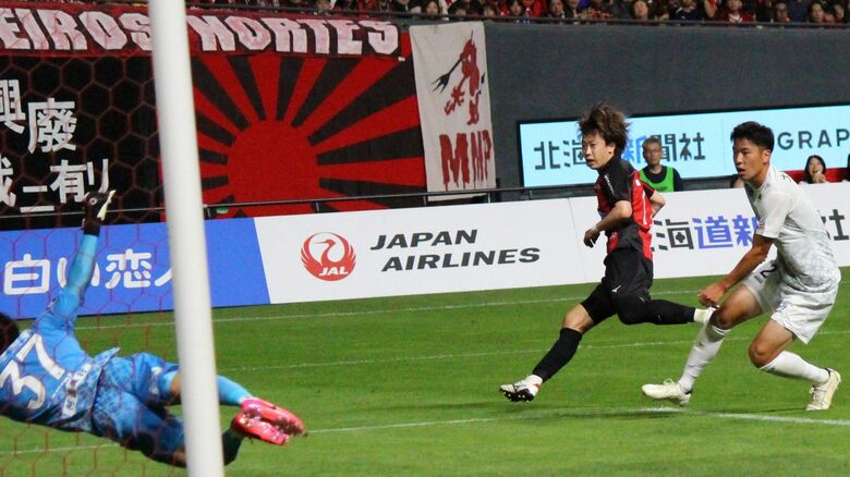 2点目のゴールを決める白井陽斗選手