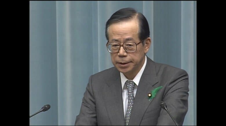 森喜朗内閣、小泉純一郎内閣で官房長官を務めた（2004年4月）